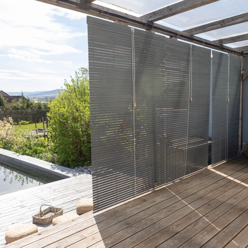 Store enrouleur en bois pour pergola - Gris